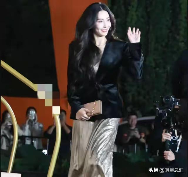 北京这一晚，被红唇大波浪的张柏芝惊艳，45岁3孩妈美貌秒了全场 ​