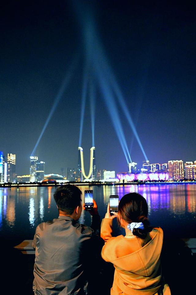 光影为笺:杭州绘就的流光盛卷