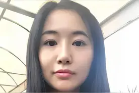 翟欣欣比想象中还过分！父亲在客厅，她还邀请别的男人来自己卧室图片