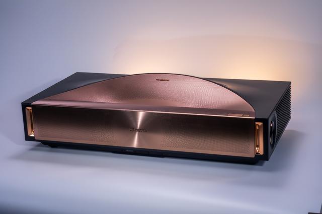 海信激光电视探索X1 Ultra：1k尼特全屏亮度+9.1.4声道家庭天花板