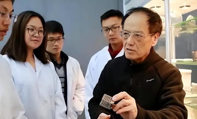 美俄都没攻克的难题，被中国一老头突破，奖励1000万他全捐了