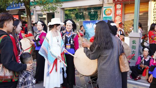 绿春长街古宴：千年哈尼风情破圈，铸就民族团结与文旅发展盛宴