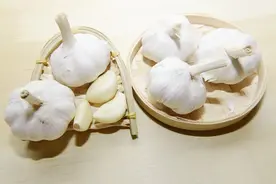 活了30年才知道，大蒜还隐藏着这些妙用，学一个就赚大了图片