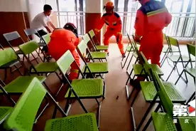 小狐狸“做客”重庆一所幼儿园，消防员将它请回大自然图片