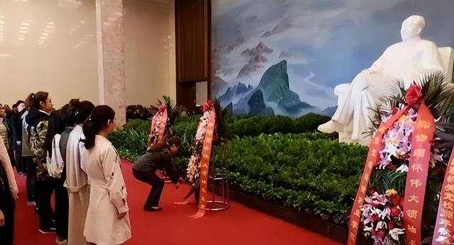 毛主席遗体防腐每年花费引质疑，徐静坦言：天价护理费说法是误解