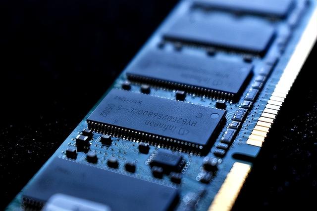 这也能赖中国？美媒：美芯片价格暴跌90%，都怪中国不肯买！