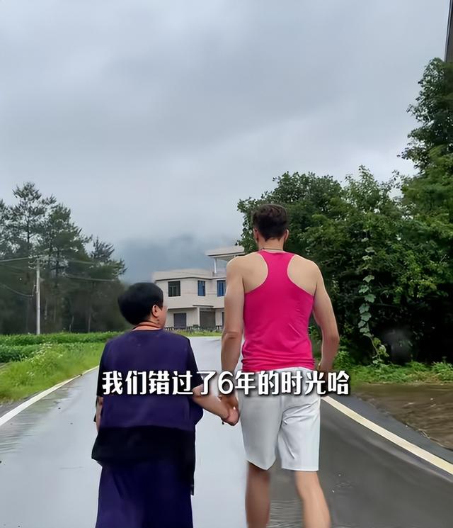 爱情乱了年纪！46岁大妈嫁儿子同学，绝经前怀混血儿，现生活幸福