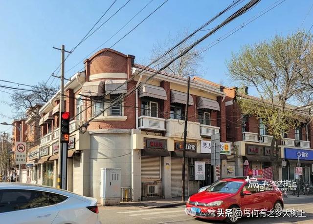 天津银凤里一带,已有百年历史,解放后被冠以正义、民主等名