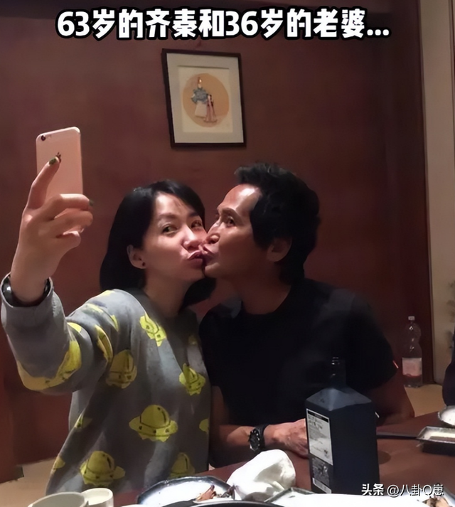 65岁齐秦现状，定居美国，娶小24岁女粉丝为妻，和11岁儿子像爷孙