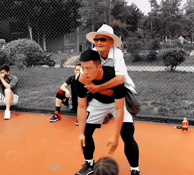 网红大爷谢尔比去世，享年86岁，早年靠卖马扎为生	，口头禅成经典