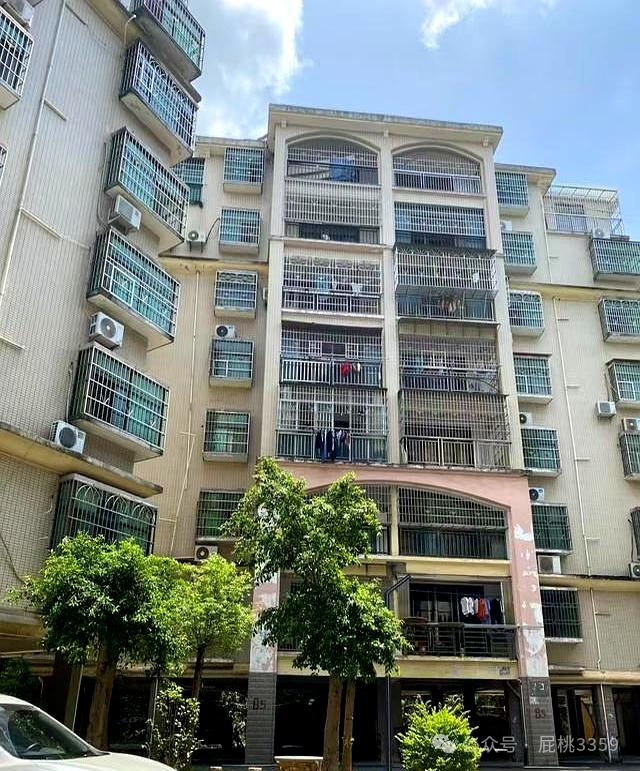 房产证上的人去世了，家人一直住着，“不办过户”行不行？