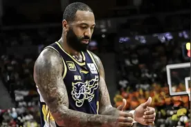 稳赚100万！广东外援打野球 赚钱补贴家用 下赛季将留队 杜锋信任他图片