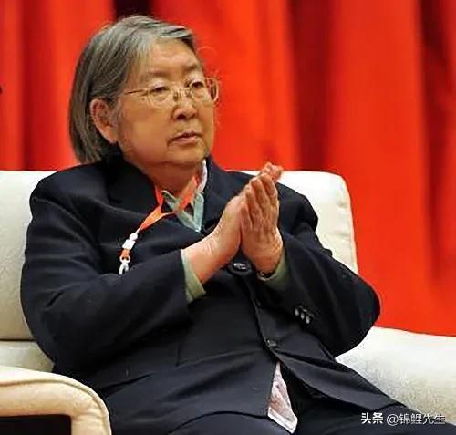 军委一纸通知送上门，主席女肃然拒之：“父母是父母，我是我！”
