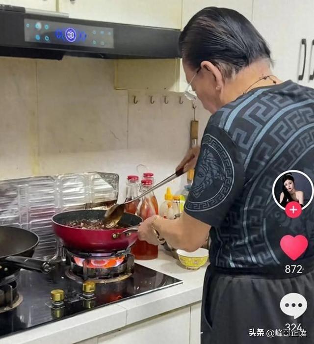 79岁侯耀华晚年凄凉！独居北京无保姆照料，家里脏乱差环境寒酸