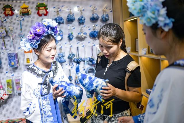 济南大明湖畔添打卡新地标 沉浸式“雨荷馆”上线