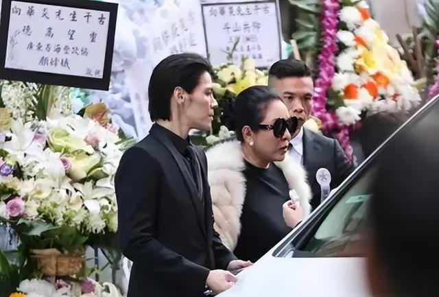 一场追悼会	，戳穿向华强夫妇在香港的真实地位，原来李连杰没说谎