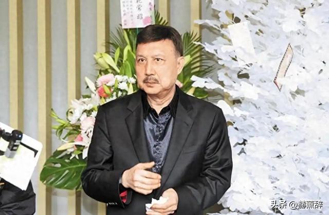 曾是一代歌王，却沦为人尽皆知的台独分子，如今家破人亡下场凄凉