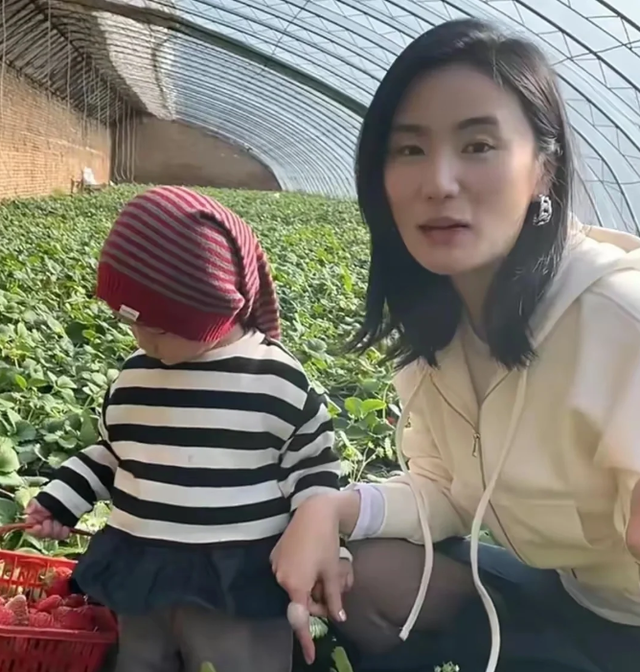 李亚鹏官宣离婚！欠4.5亿债租房三年，和好友阿那亚聚会满脸笑意
