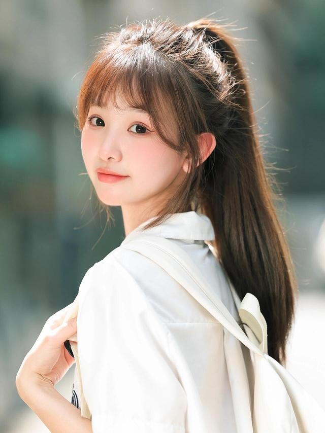 甘肃兰州一校花，楚楚动人	，倾国倾城，这气质堪称校园天花板