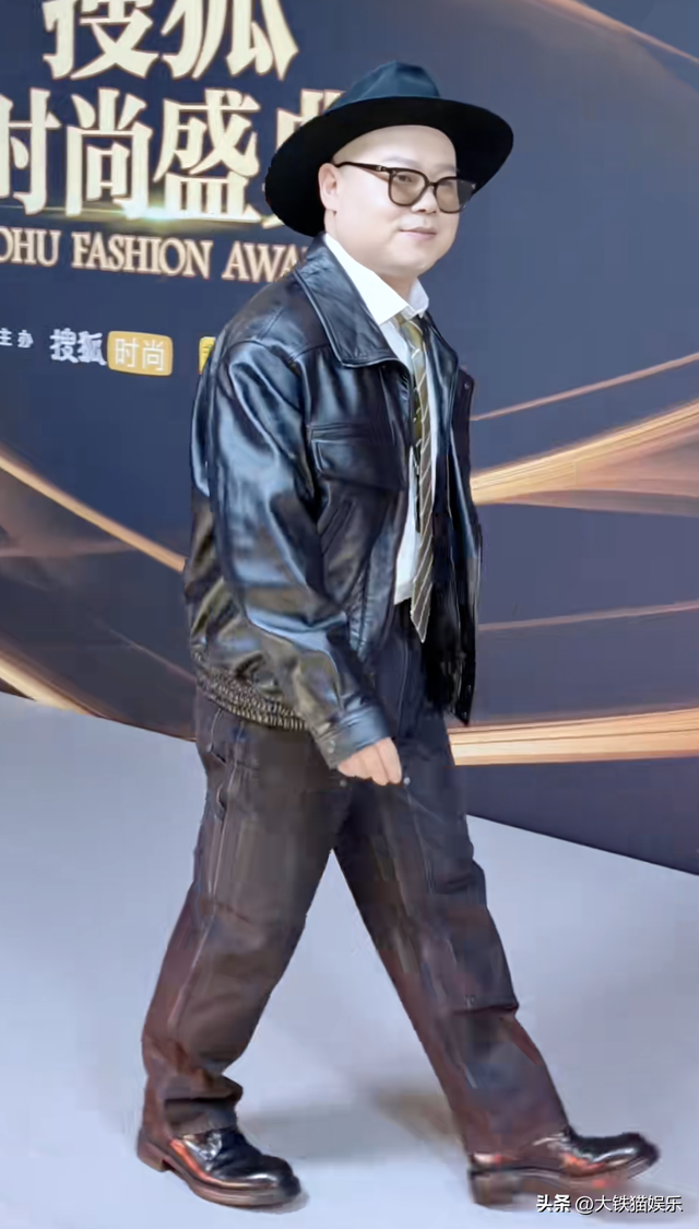 北京这一晚，55岁刘奕君秒了41岁向佐，才懂男人刚阳硬朗的魅力