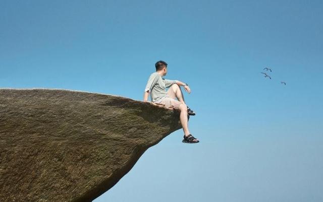 男子凤凰山坠崖：男子信息曝光，当地文旅回应，网友：景区无责