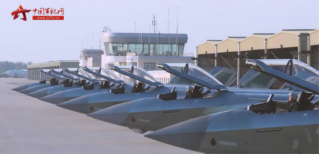 台军“最强战机”现身，被美国人一番折腾，终于赶上歼10C了