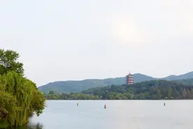 描写西湖的千古名篇众多，唯有苏轼的作品，堪称前无古人后无来者图片