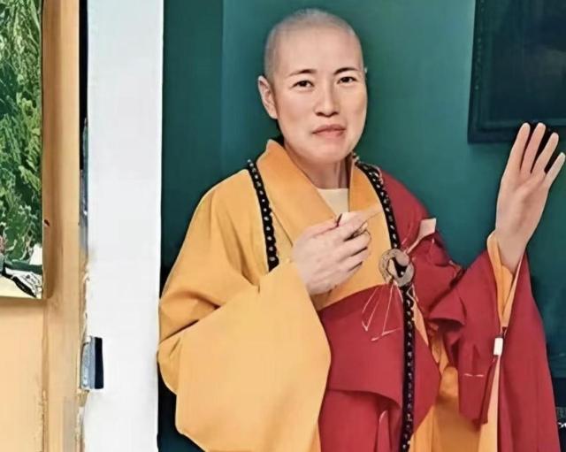 “风流尼姑”释智定落网，白天穿僧袍念经，晚上与和尚醉生梦死！
