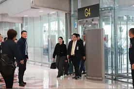 泰国美女总理结束欧洲之行回国了！罕见换上平底鞋，黑灰配也惊艳图片