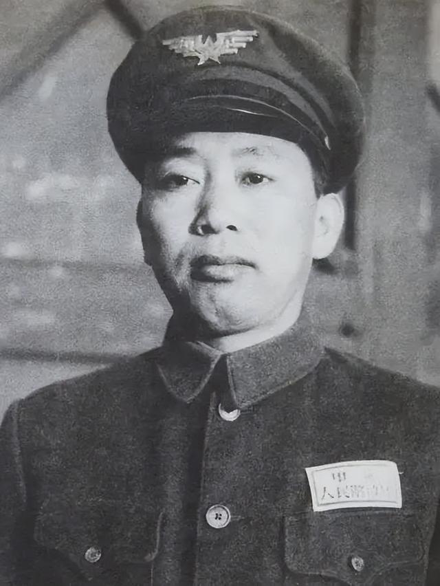 刘亚楼看戏时，一个科长把脚放到他头上，还问他是哪个单位的