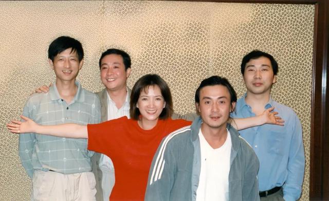 演员何晴去世，“她曾患脑瘤还中风了”；发小邢岷山称她病重依然乐观