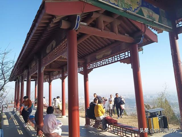 怒征西山公园，立在539.8米的顶峰