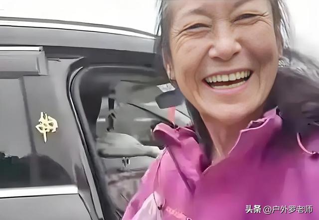 65岁丧夫白头抑郁，1500天自驾14万公里，她凭啥被喊“少年姐”？