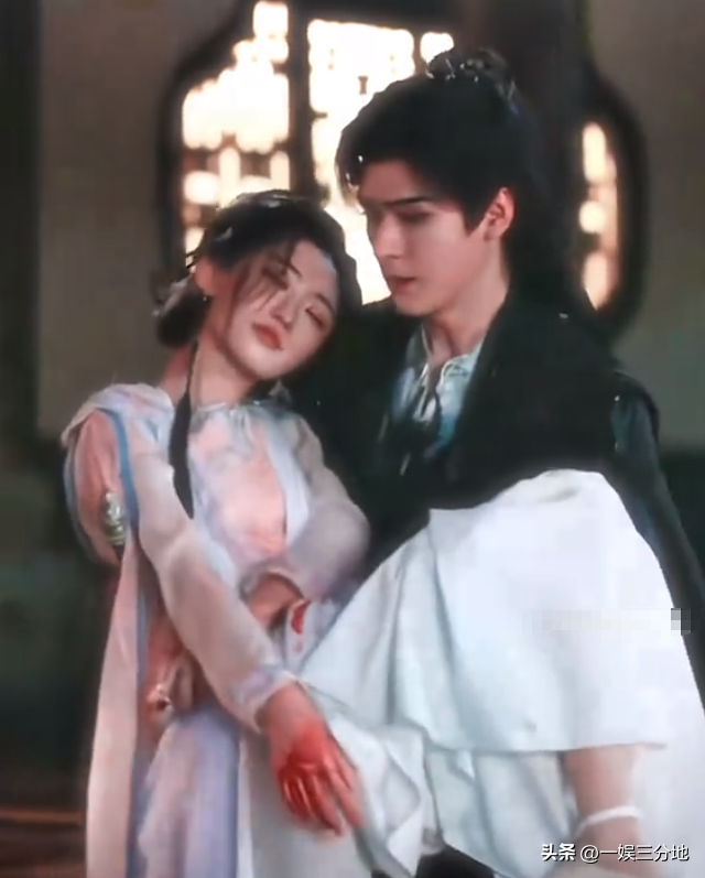 北京红毯，摔跤	、独眼龙造型、礼服搭棉鞋	，走秀反成大型灾难现场