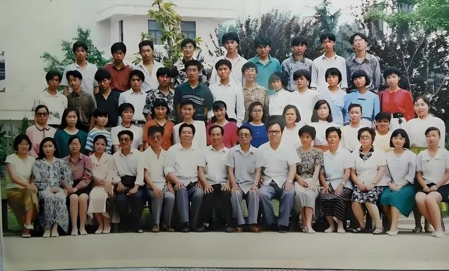 81年我当排长探亲刚到家，碰上一位邻居来闹事，当民警的她出现了