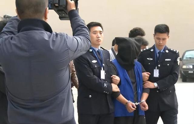 他逃亡16年，靠赃款娶4个漂亮老婆生12个娃，被捕时身家有几个亿