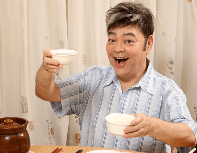73岁张伟文近况曝光,卧病在床瘦成皮包骨，独住养老院亲人未出面