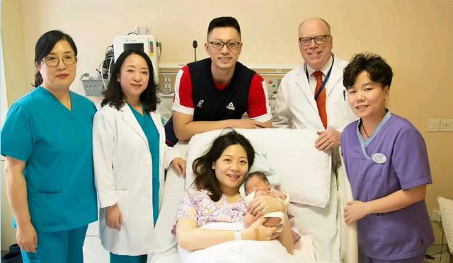 魏秋月官宣二胎喜讯，接生婆居然有外国洋大夫，如今儿女双全！