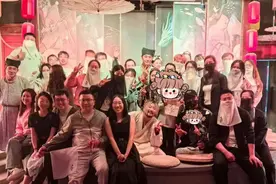 汪峰带仨儿女看剧，宠溺搂着儿子，醒醒乖巧站一旁，画的画真好图片