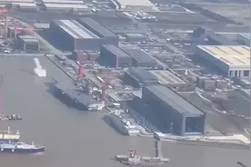 让西方看看国产电磁弹射！福建舰在长兴岛测试，激起十几米高水花图片