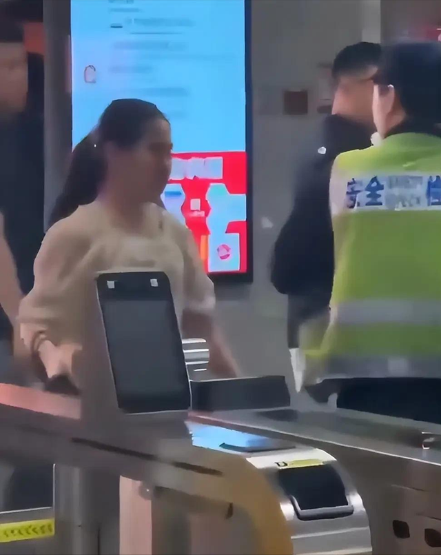 地铁女子打人被拘后续！女子面容曝光，警方回应，知情人透露原因