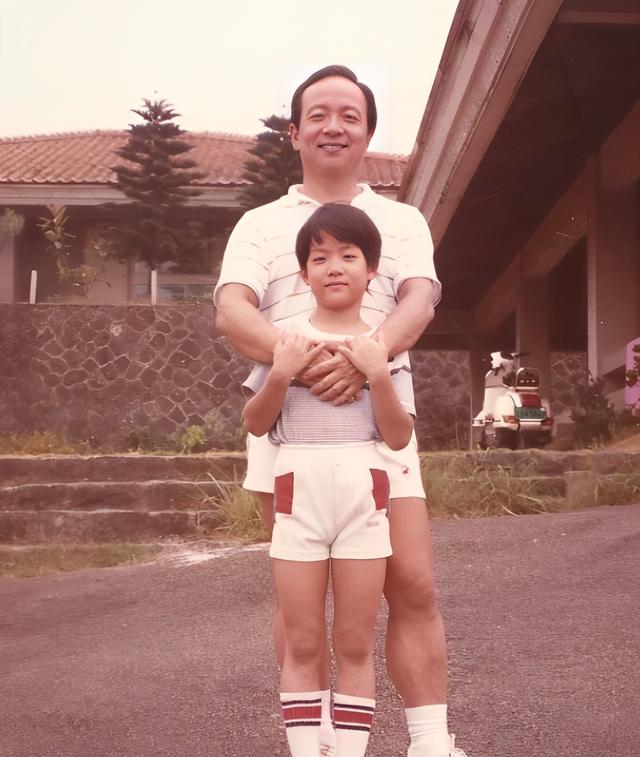 蒋介石曾孙，蒋家第四代中唯一活跃政坛的，长相帅气，今年46岁