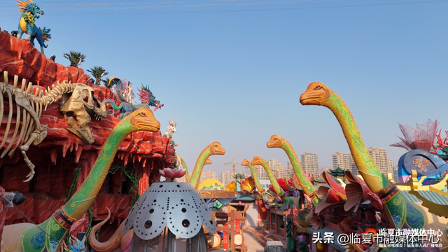 花仙藏河州韵，恐龙述亿年史！花开临夏不夜城景观，藏着独属于花都临夏的“精彩故事 文化浪漫”～