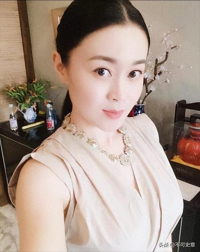 赵本山巅峰时期有多牛？怀抱美人都不算，还有女星当众下跪拜师