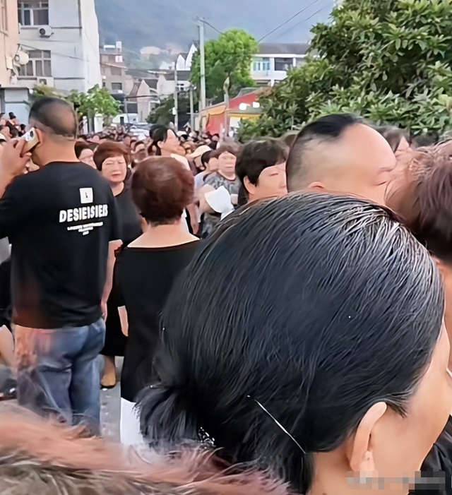 一路走好！49岁孟再平走上朱媛媛后路，追悼会曝光曾打百万抗癌针