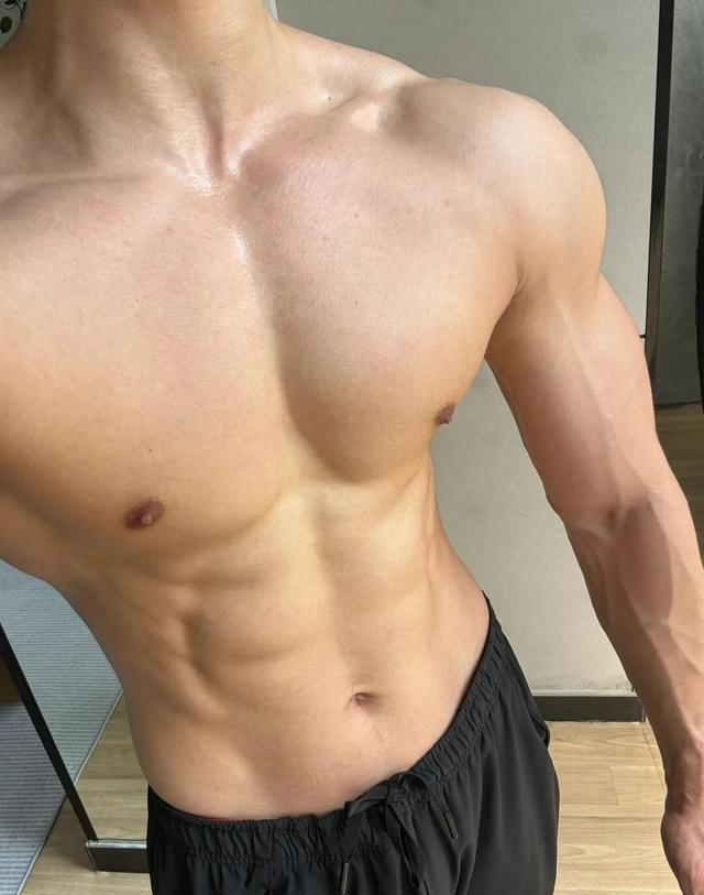 26岁北京自由健身教练，晒泵感肌肉，这身材可以制霸健身房了