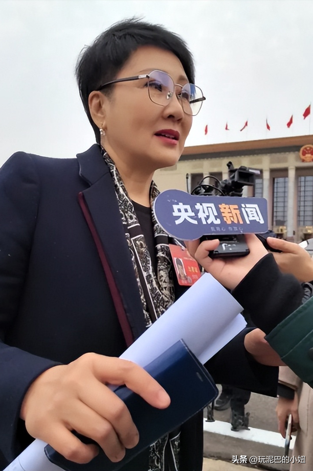 万万没想到，63岁张凯丽因九三阅兵上的一个动作，实现口碑暴增