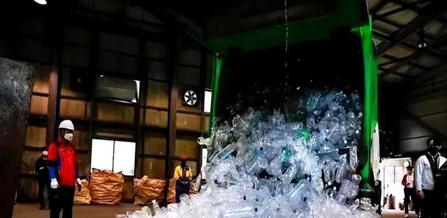 建议马上停止用这种瓶子，能渗透出很多致癌物质，家里有的赶紧扔
