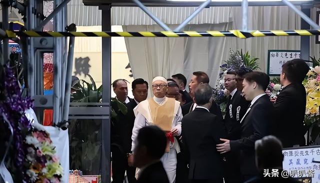 一场追悼会	，戳穿向华强夫妇在香港的真实地位，原来李连杰没说谎