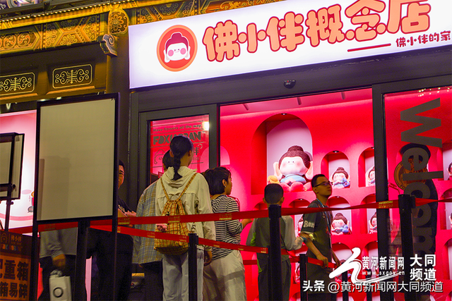 文旅热潮涌动 古城夜色引客来